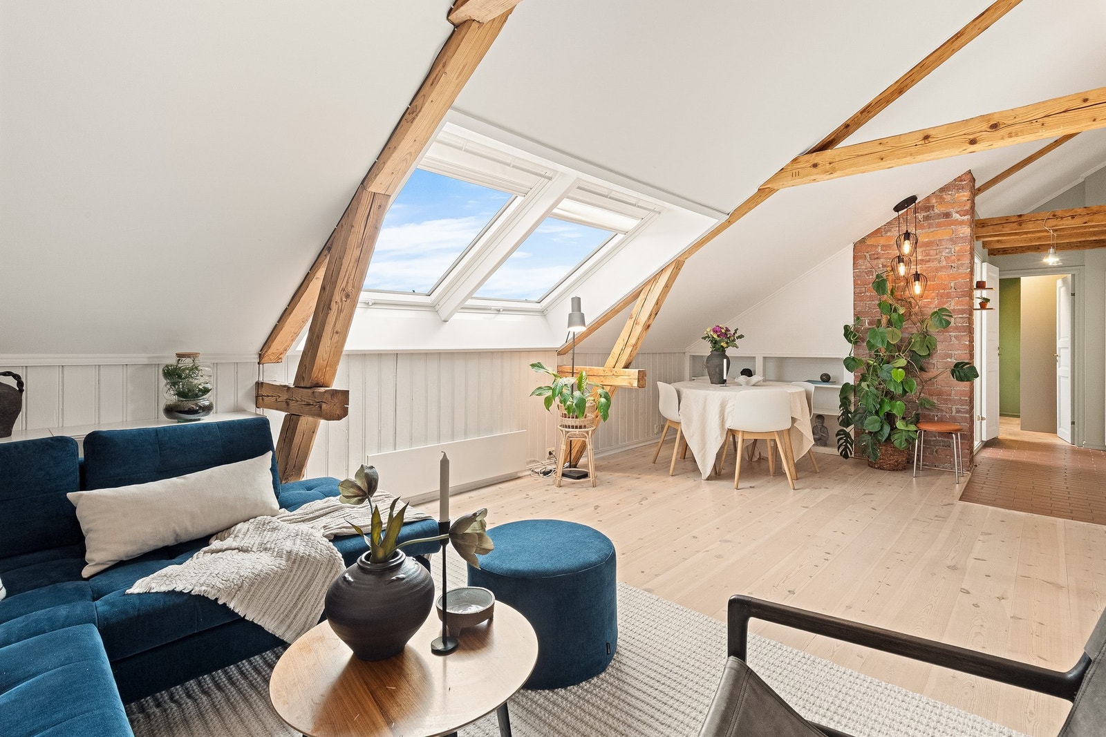 Stor stue med kombinasjon av generøs takhøyde på opptil hele 3,7 meter, gjennomgående planløsning i toppetasjen, store takvinduer og rikelig med naturlig lys gir en herlig romfølelse. Galleribilde