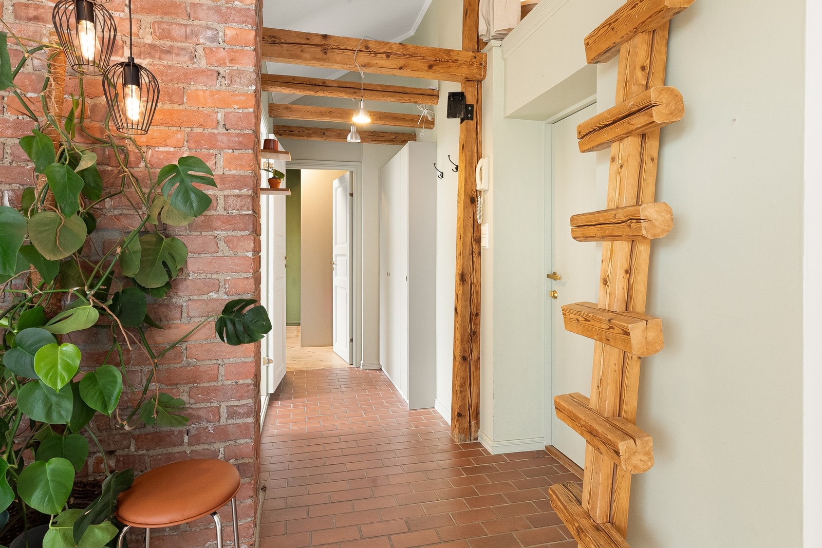 Velkommen inn i en lys og praktisk entré med flislagt gulv. Allerede her får du en god følelse av leiligheten med sine gjennomgående, sjarmerende detaljer. Galleribilde