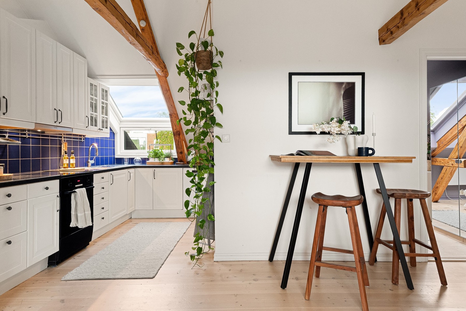 Med leiligheten følger hvitevarer som nytt kombiskap fra 2026, stekeovn med platetopp og oppvaskmaskin. Galleribilde