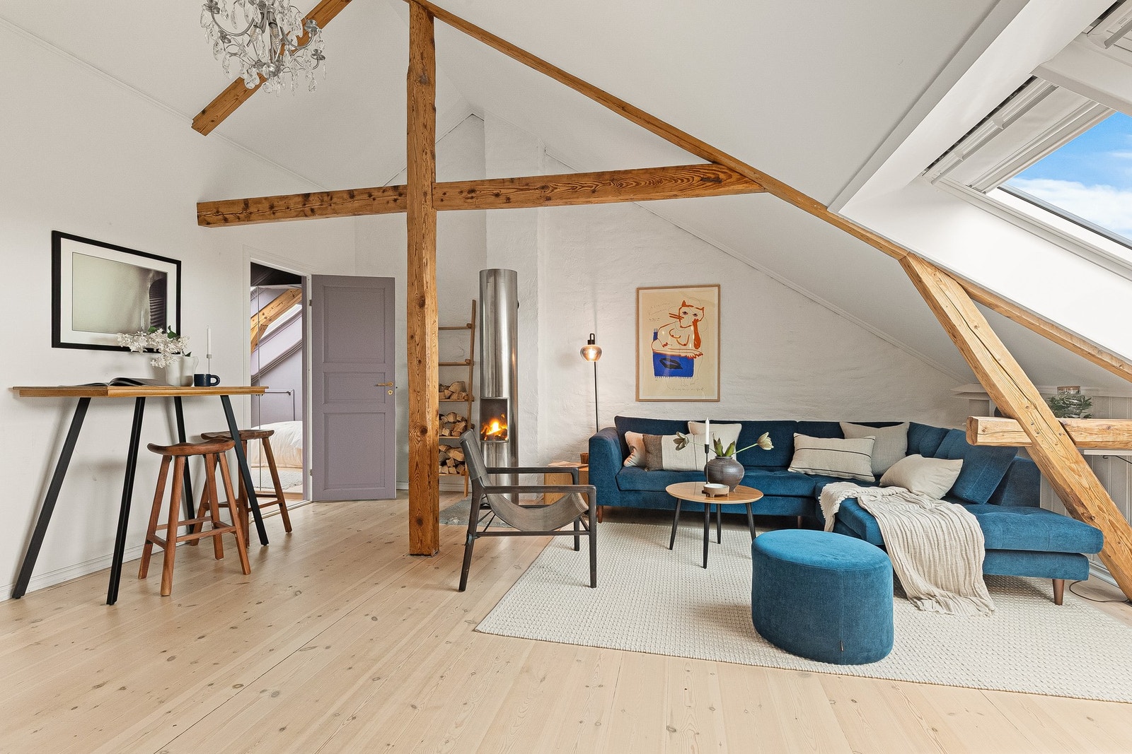 Lys, luftig og meget lekker topp-/loftsleilighet med gulvareal på hele 73m² i flott klassisk bygård på ettertraktede Bjølsen/Sagene. Galleribilde