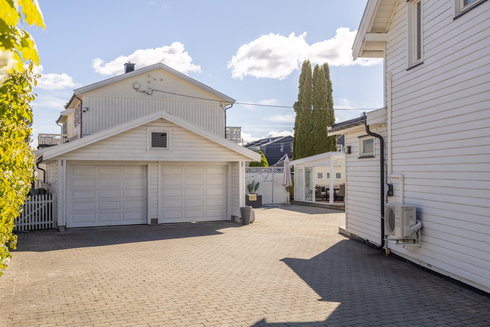 Stor dobbelgarasje med plass til to biler. I tillegg plass til flere biloppstillingsplasser. Galleribilde