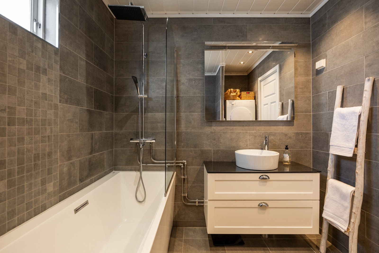 Badet er innredet med praktisk baderom samt opplegg for vaskemaskin og tørketrommel. Galleribilde