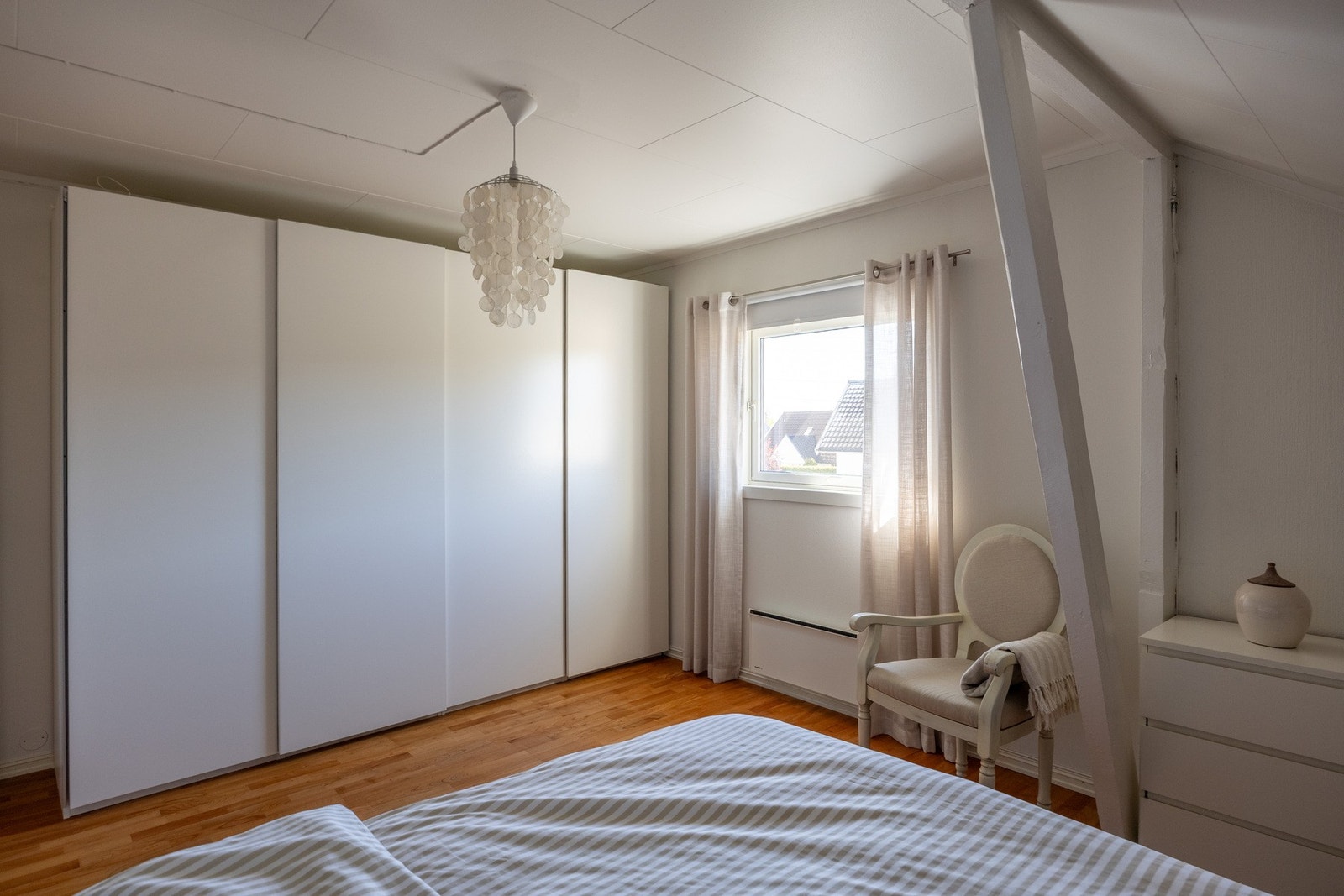 Innredet med romslig garderobeløsning. Galleribilde