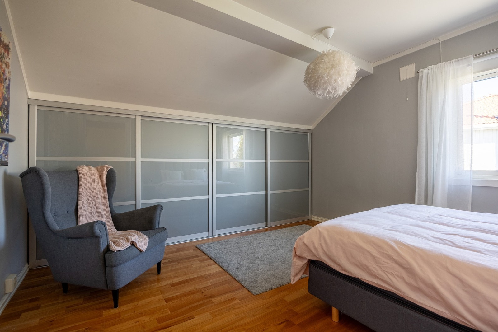 Innredet med romslig garderobe, hvor man har gode oppbevaringsmuligheter. Galleribilde