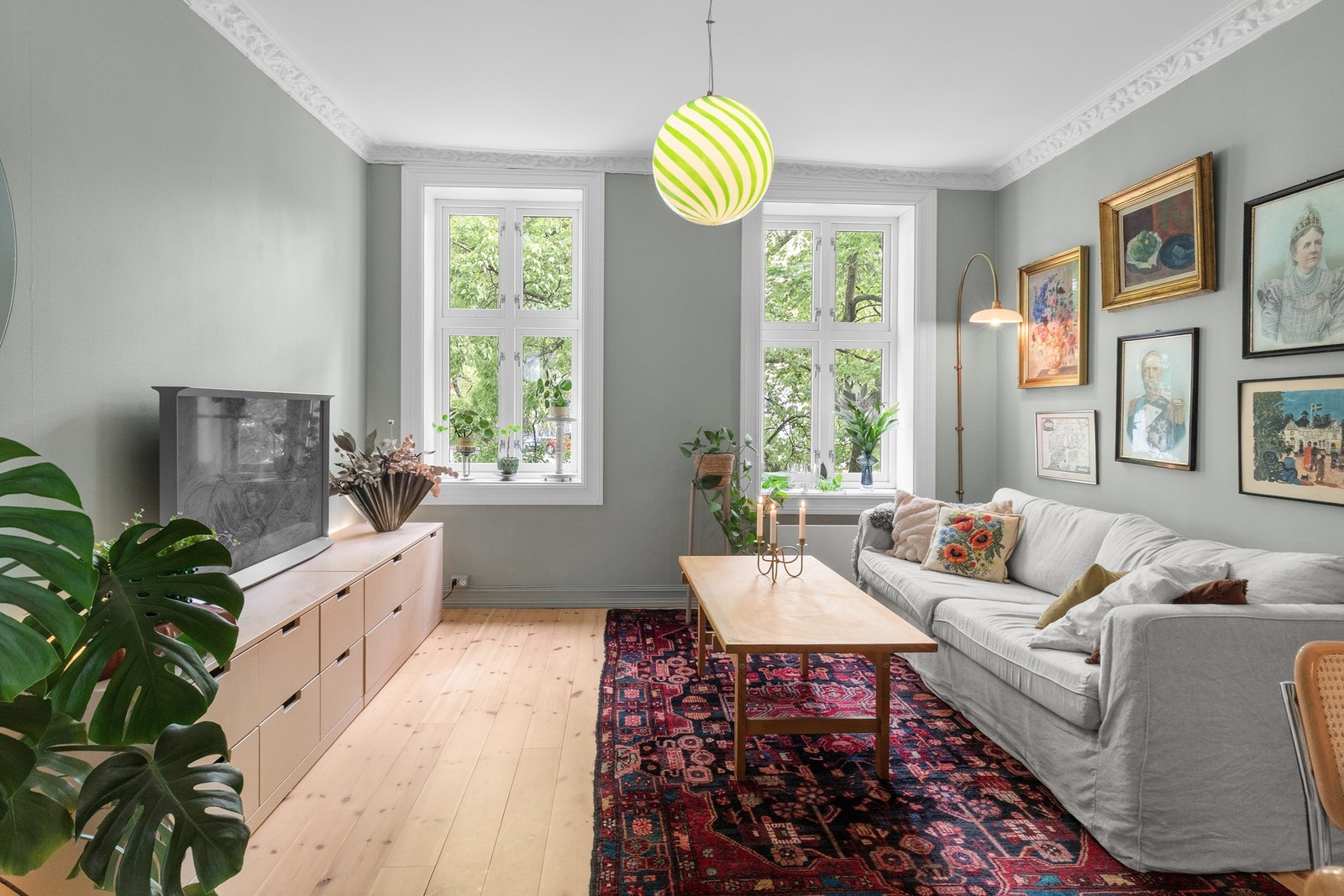 Romslig 2-roms med klassiske detaljer og 2,6 meter takhøyde. Galleribilde