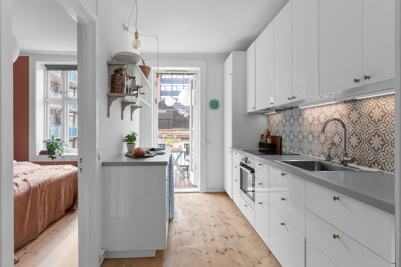 Fra kjøkkenet er det utgang til en sør/vestvendt balkong på cirka 3,7 m². Galleribilde