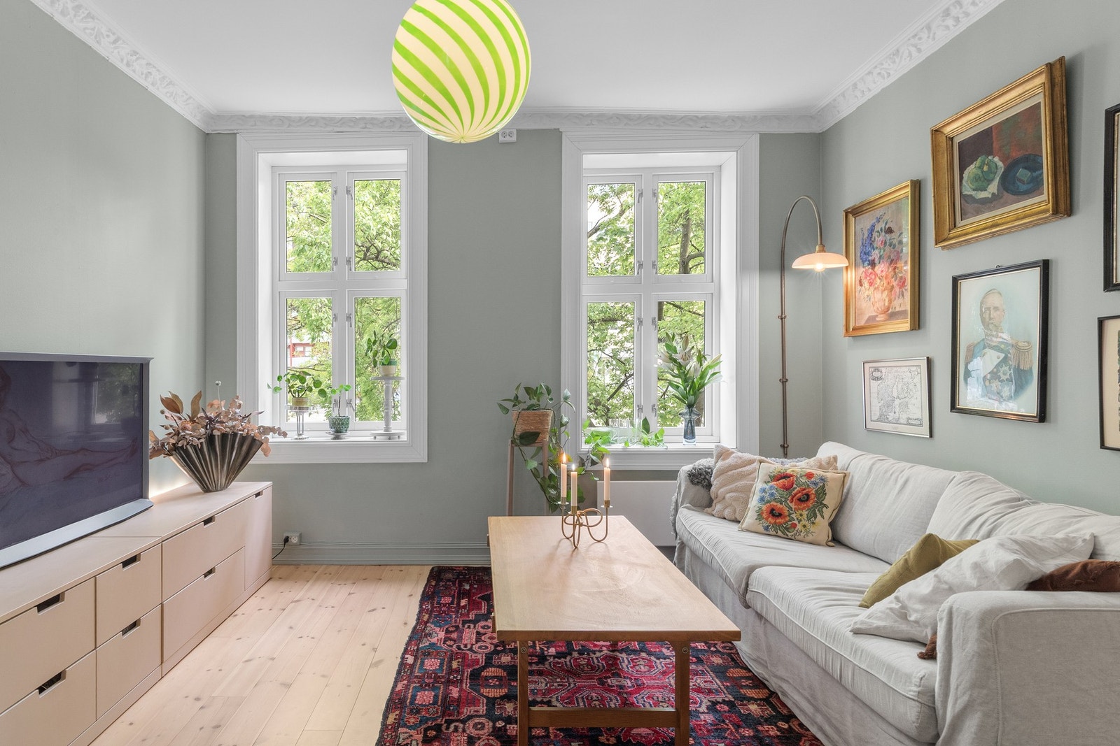 Stuen har naturlige møbleringssoner. Galleribilde