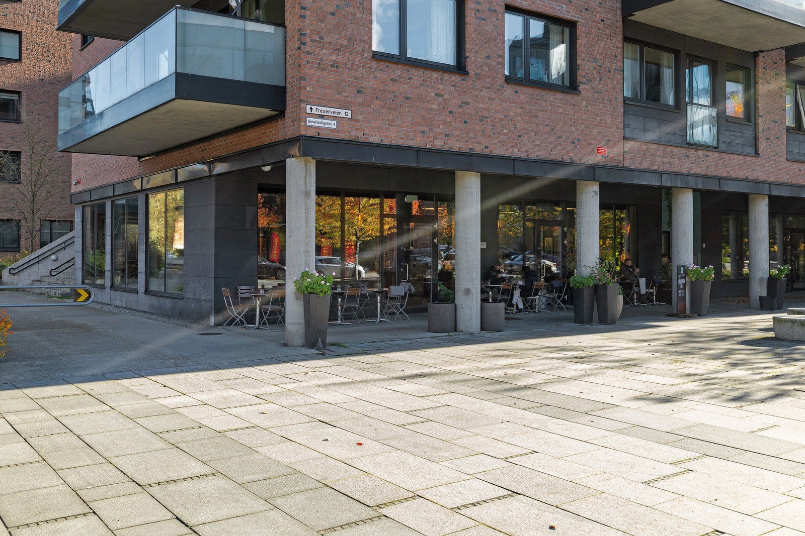 Kværnerbyen byr på hyggelige caféer, bakeri, restauranter og flere servicetilbud rett utenfor døren, som skaper et levende og urbant nærmiljø. Galleribilde
