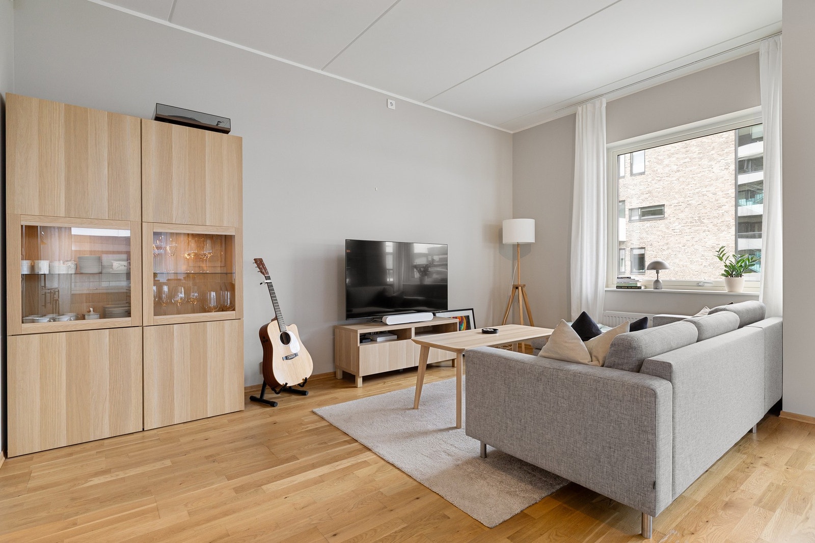 Det er god plass til sofaseksjon, medievegg og annet ønsket møblement. Galleribilde