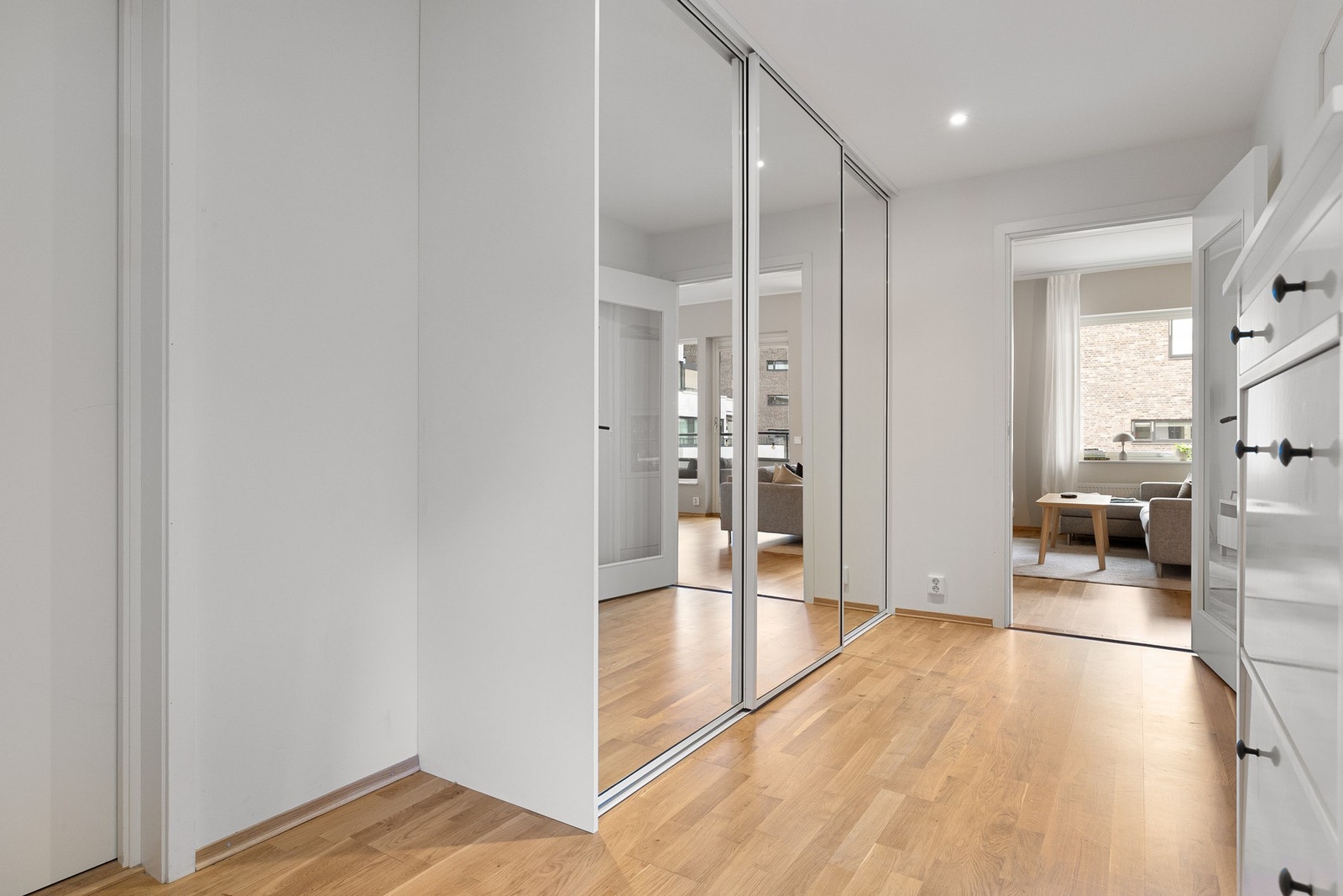Entréen har en stor skyvedørsgarderobe som gir god plass til klær, sko og yttertøy. Galleribilde