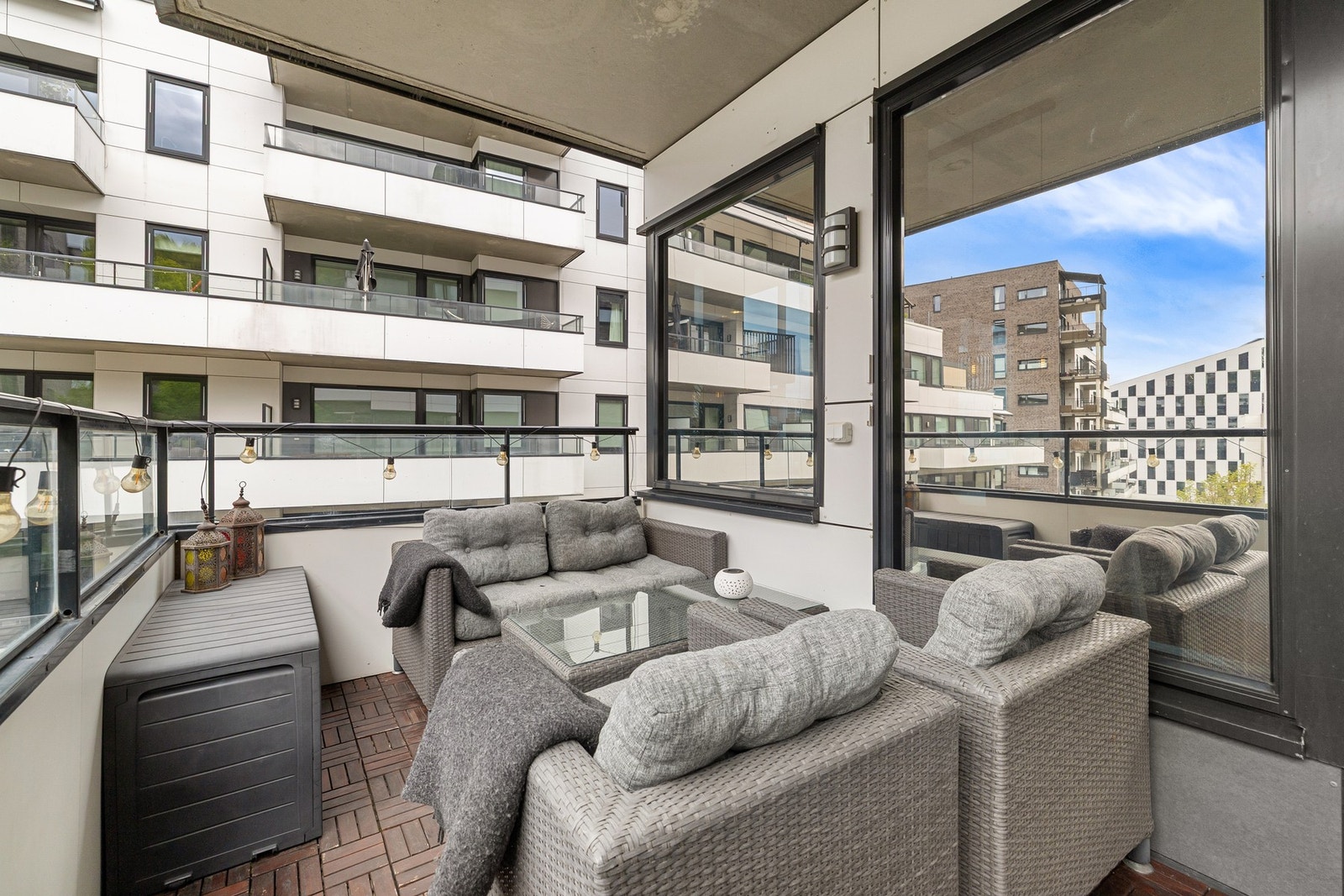 Fra stuen er det utgang til en solrik, vestvendt balkong på ca. 9 m². Galleribilde