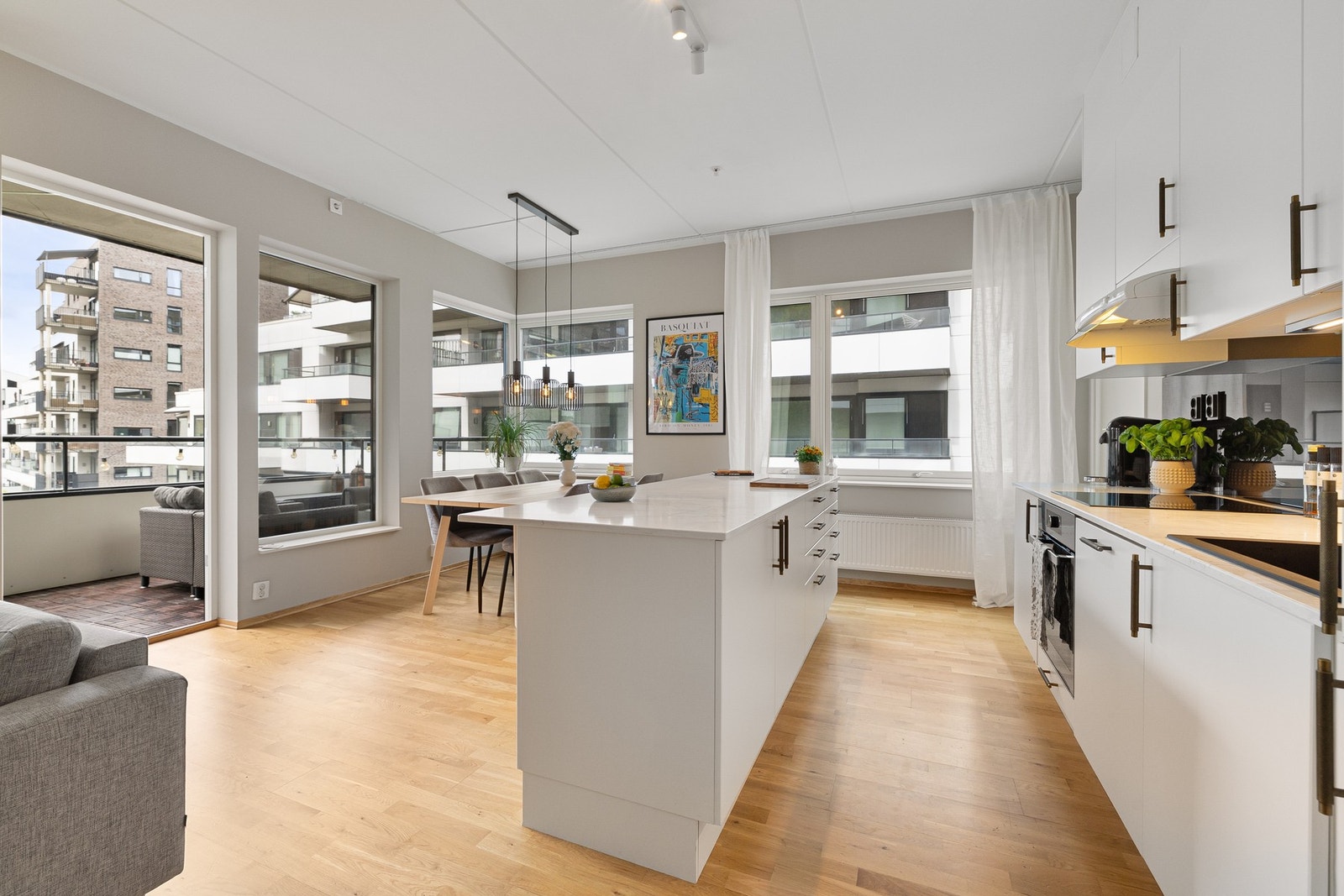 Stuen har store vindusflater på to sider slipper inn rikelig med naturlig lys og skaper en behagelig atmosfære. Galleribilde