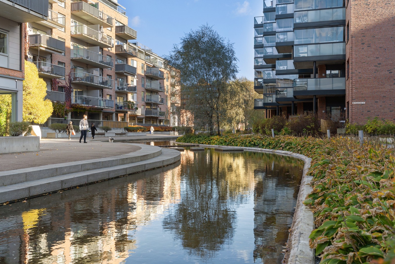 Kværnerbyen byr på flotte og grønne fellesområder med vannspeil, hyggelige møteplasser og en rolig atmosfære midt i byen. Galleribilde
