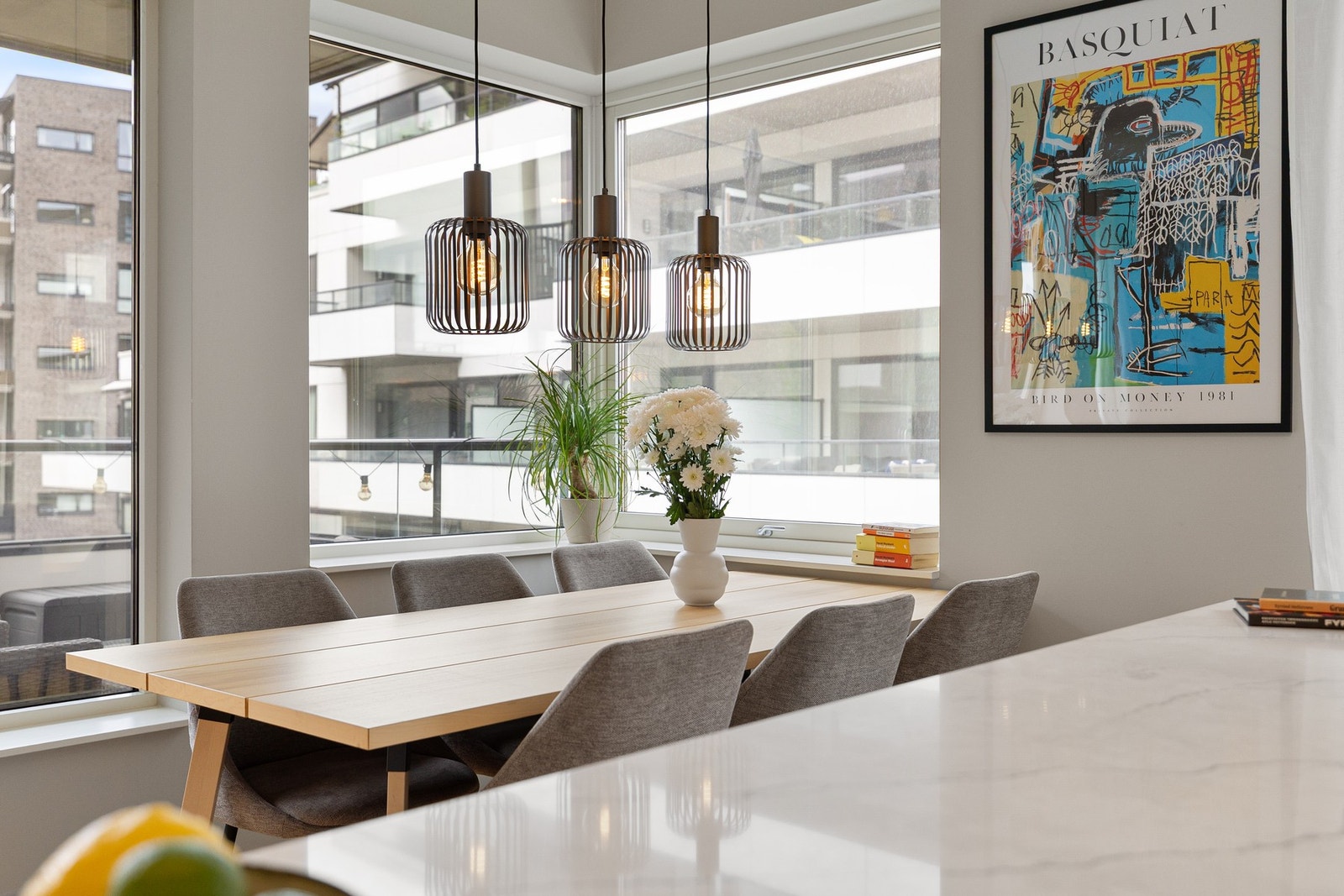 Spiseplassen ligger fint til ved de store hjørnevinduene og oppleves både lys og luftig. Galleribilde