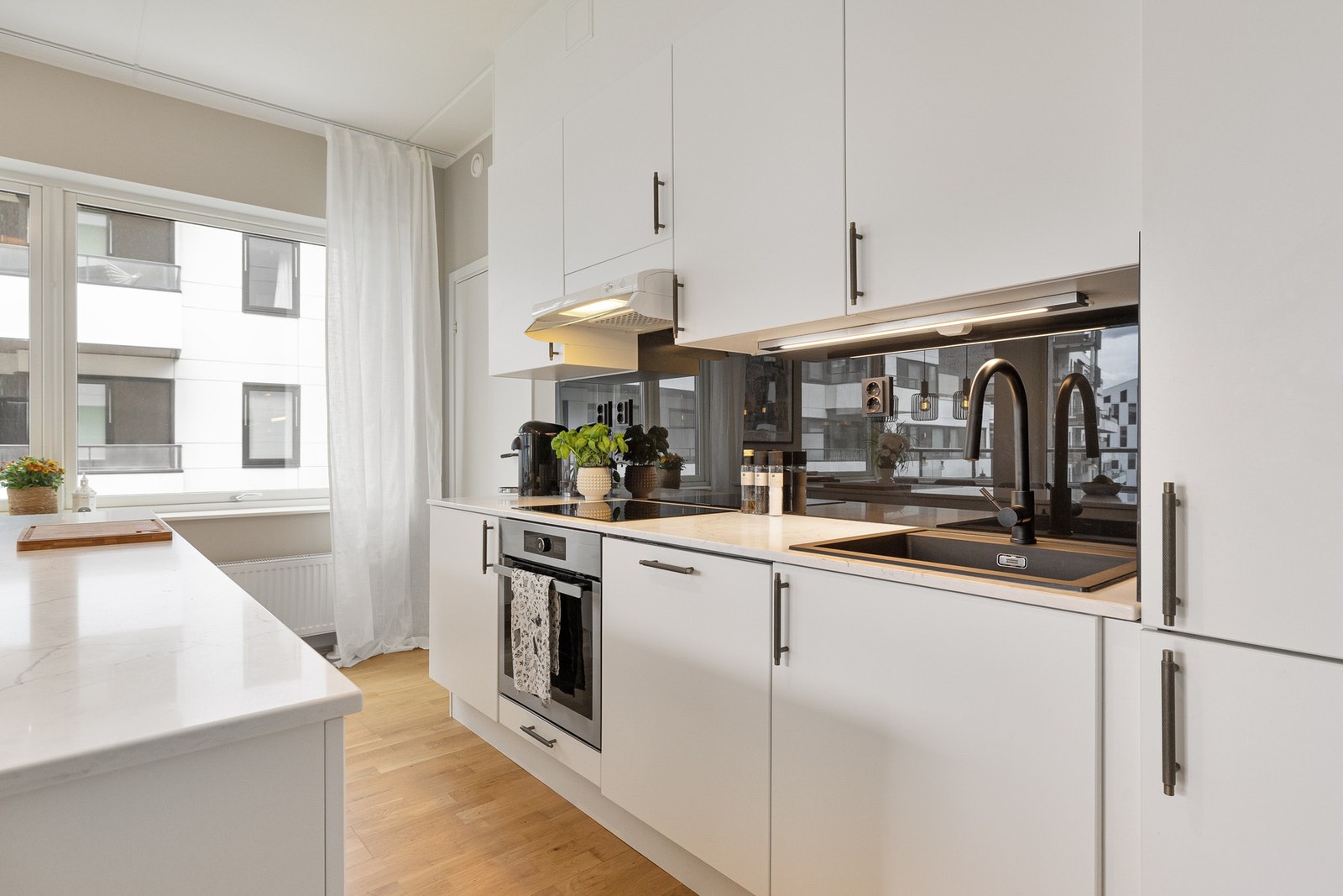 Svært lekre håndtak i bronze som matcher håndtak på innerdører, garderobe, baderomsinnredning mv. Galleribilde