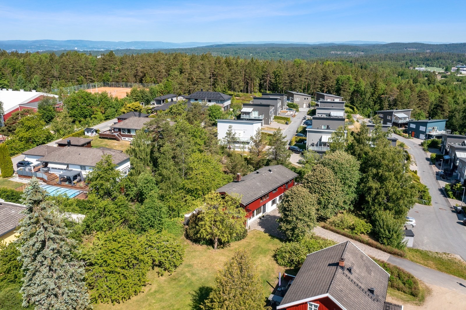 Nærområdet kan videre by på en 18-hulls golfbane, tennisbane, fotballbane og en rekke flotte tur- og rekreasjonsområder. Galleribilde