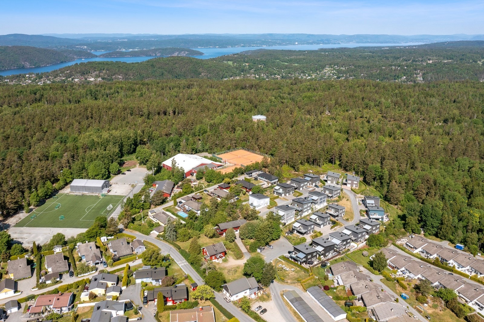 Området er godt tilrettelagt for barnefamilier, med barnehage i umiddelbar nærhet på Høyås. På Heerløkka, under 1 km fra boligen, finner du både barneskole og barnehage. Lekeplass finnes også i nærområdet. Galleribilde