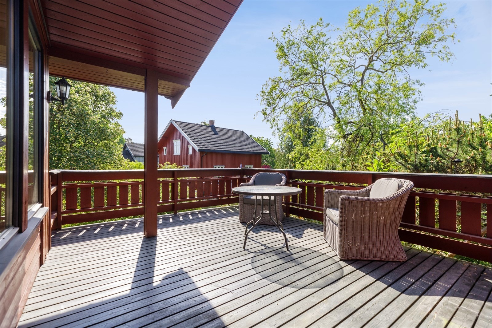 Her kan dere nyte fine sommerdager med venner og familie. Det er god plass til utemøbler, grill og potteplanter. Galleribilde
