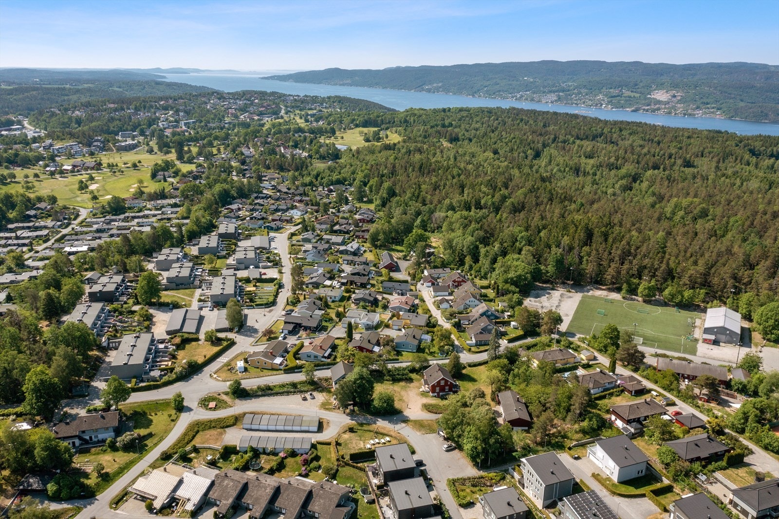 Sjarmerende Drøbak sentrum ligger ca 5 km unna. En levende by med en idyllisk atmosfære sommer som vinter. Galleribilde