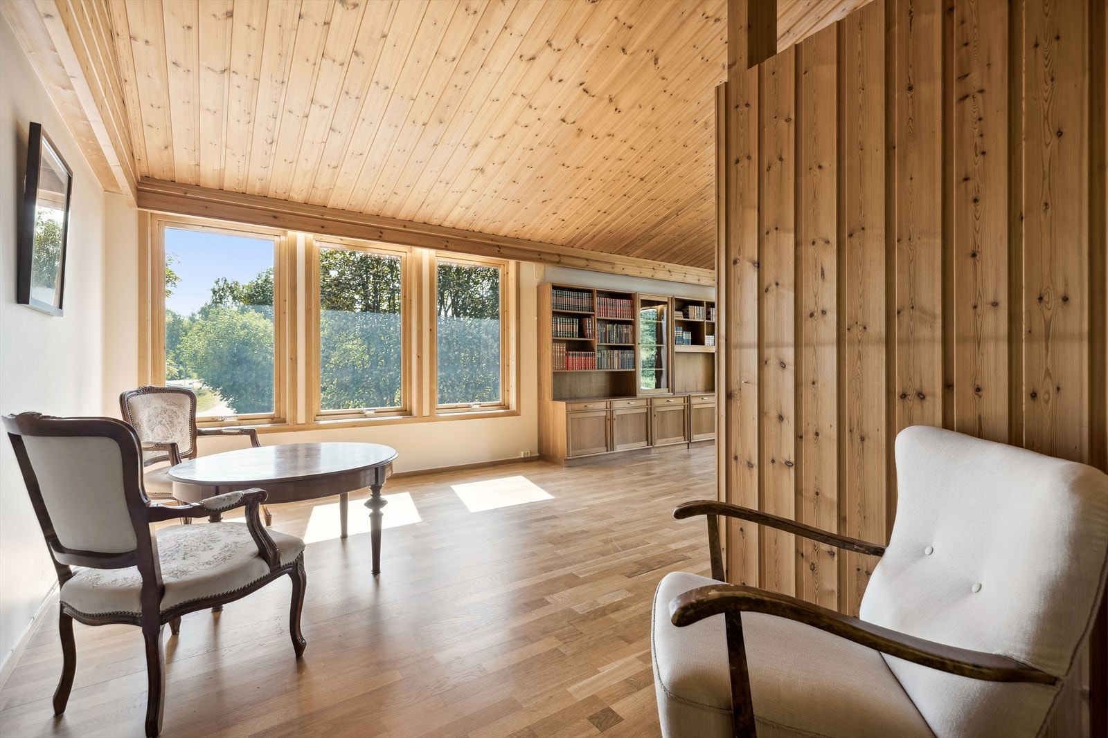 Her er god plass til både sofa og spisegruppe. Galleribilde
