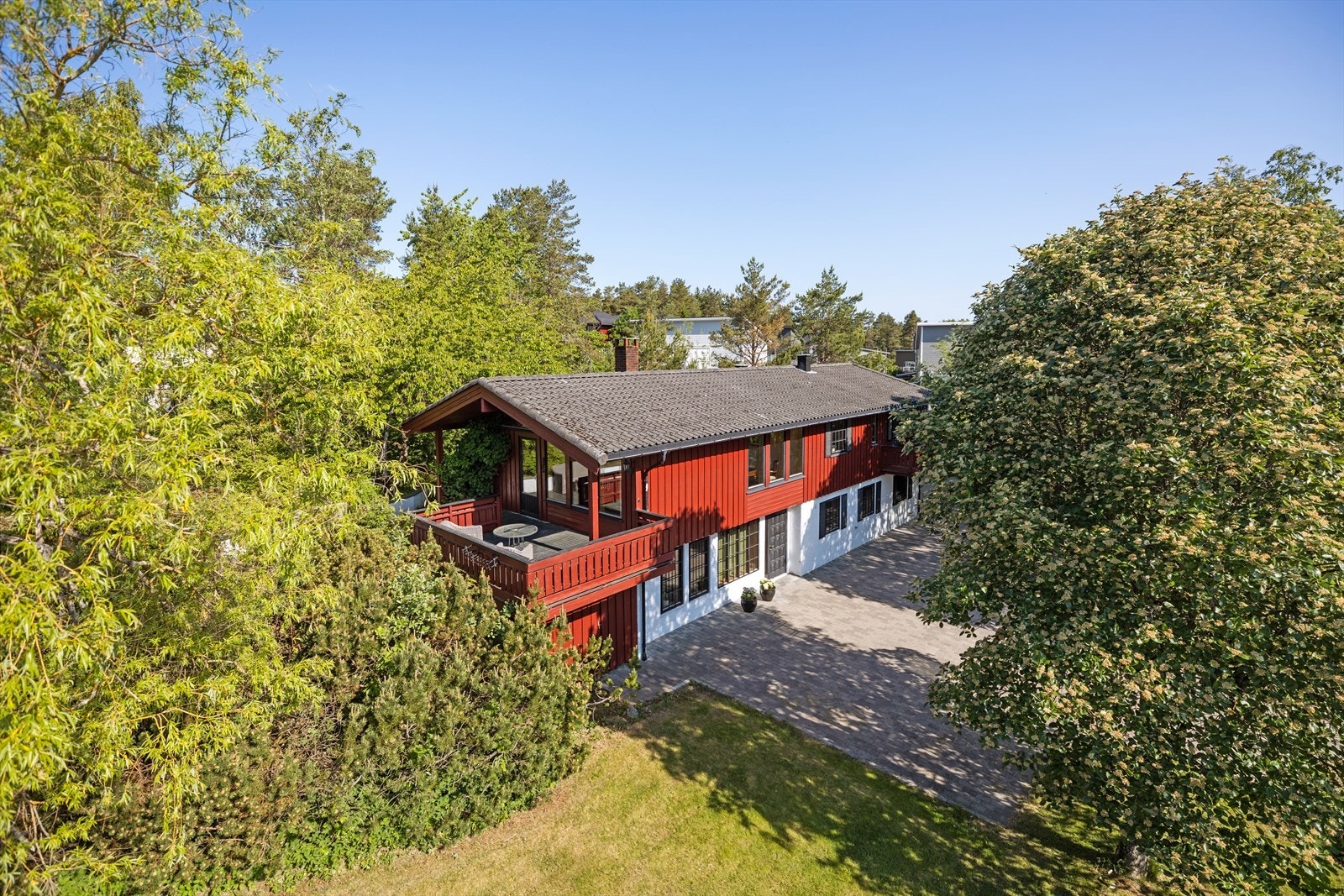Eiendommen ligger i et trivelig, barnevennlig og etablert boligområde på Heer. Galleribilde