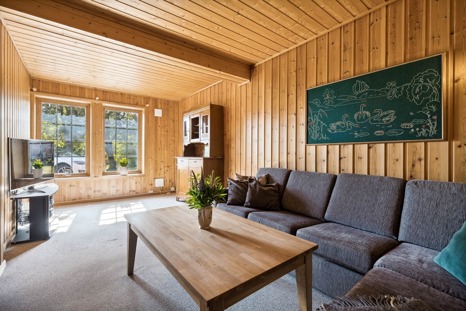 Trivelig kjellerstue med peis. Galleribilde