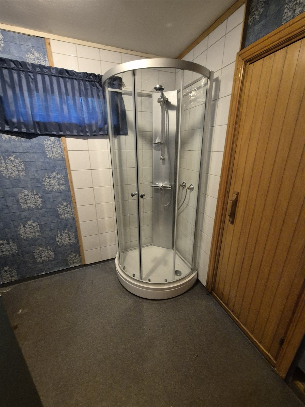 Selgers bilde. Dusjkabinett på vaskerom i underetasjen. Galleribilde