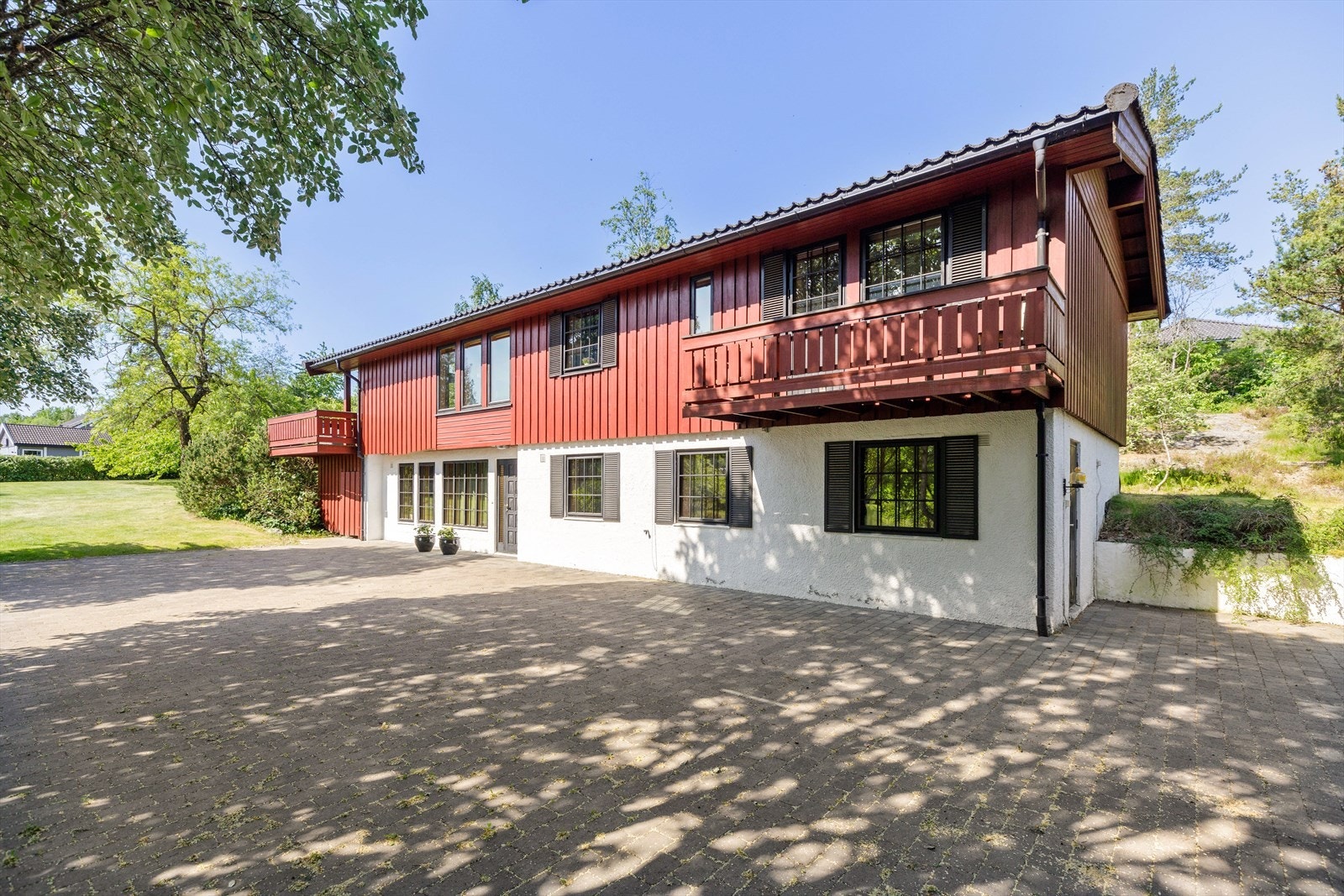Dette er en innholdsrik familiebolig beliggende i trivelige omgivelser på Heer ca 5 kilometer fra Drøbak sentrum. Galleribilde