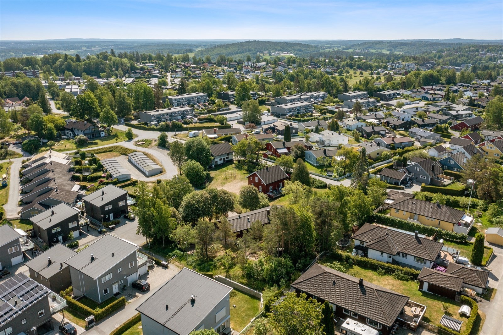 Innenfor gangavstand finner man matbutikk, legekontor, og bussholdeplass med hyppige avganger til blant annet Oslo, Ski og Ås. Ekspressbuss til Oslo tar ca. 35 min. Galleribilde