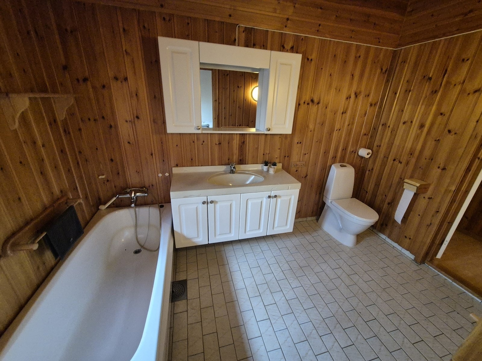 Selgers bilde. Baderommet med nytt toalett og blandebatteri til badekar. Galleribilde