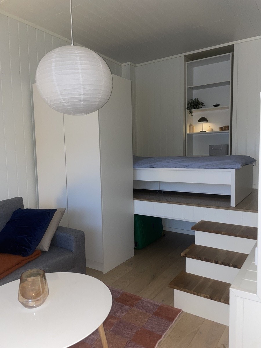 Sovehems med god plass til oppbevaring under Galleribilde