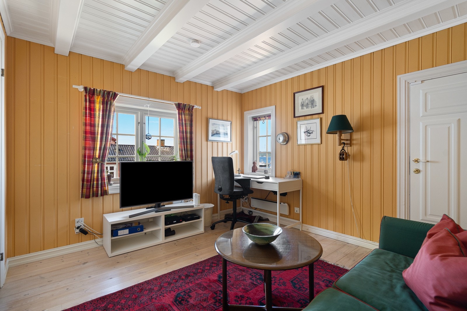 Soverom nr 2/kontor med nydelig sjøutsikt og videre dør inn til sjøbod-avdeling Galleribilde