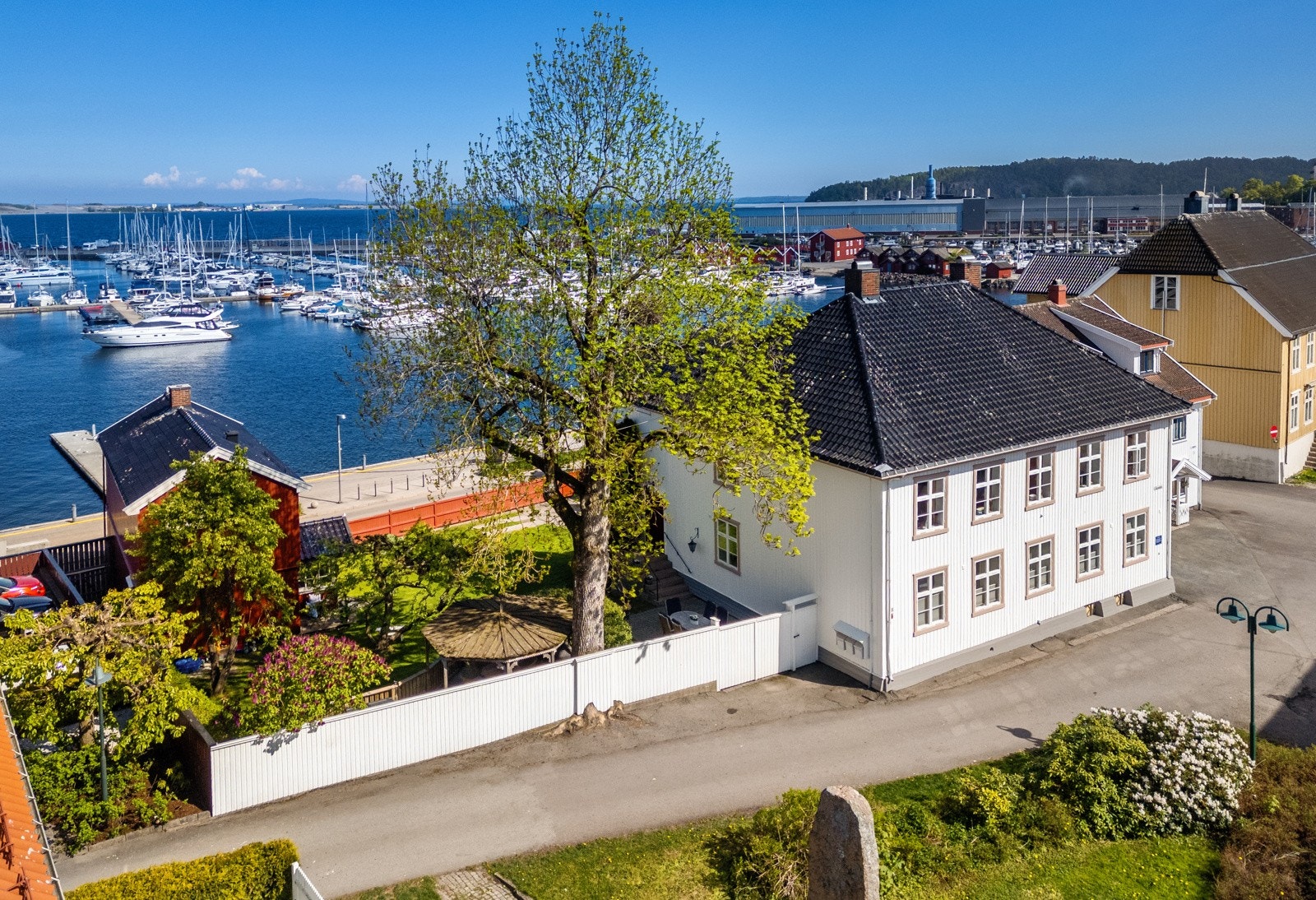 Velkommen til denne ærverdige, historiske eiendommen på bryggekanten i Holmestrand! Galleribilde