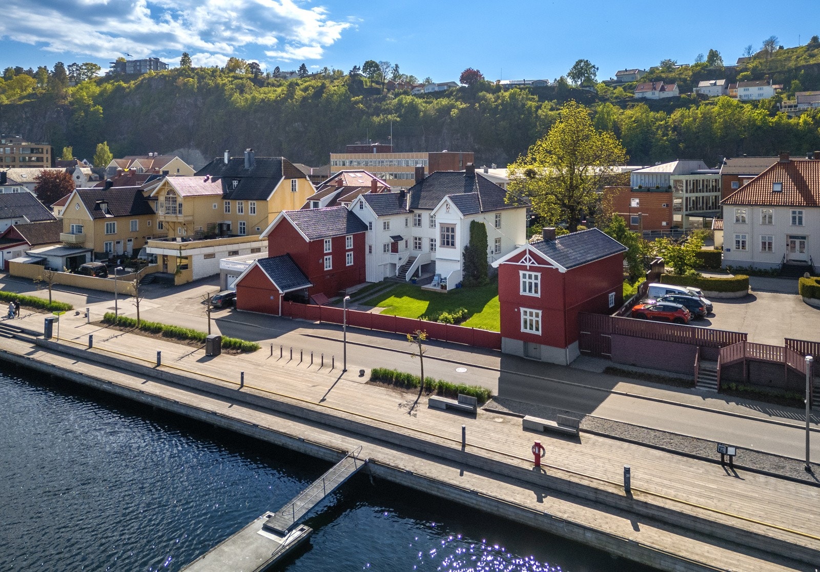 Eiendommen har en sjeldent god - og helt uhindret - utsikt og beliggenhet Galleribilde
