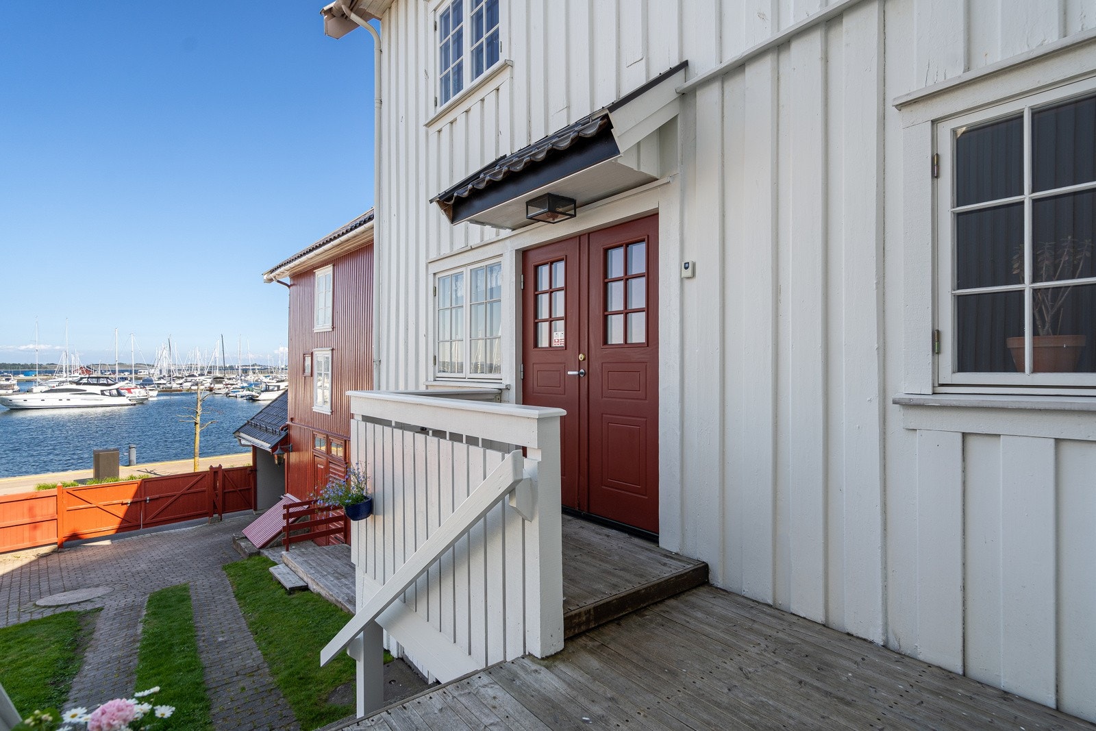 Adkomst til leiligheten i 2.etasje (denne leiligheten har poteniselt 2 adkomster/inngangsdører) Galleribilde
