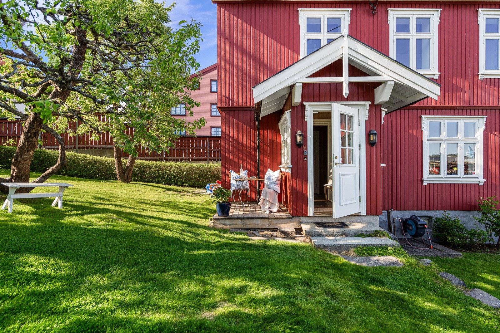 Det minner om en "Gustav Larson"- stemning i hagen - idyll! Galleribilde