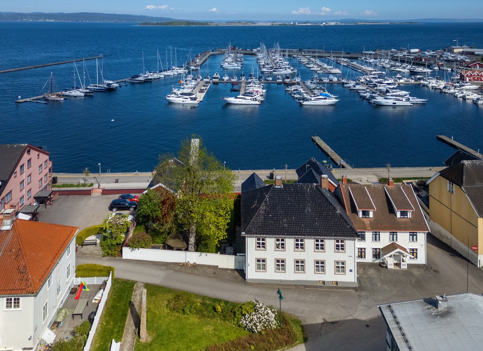 Hegaardgården, som eiendommen opprinnelig ble kalt, er en stor familieeiendom ypperlig for storfamilien med potensielle leieinntekter Galleribilde