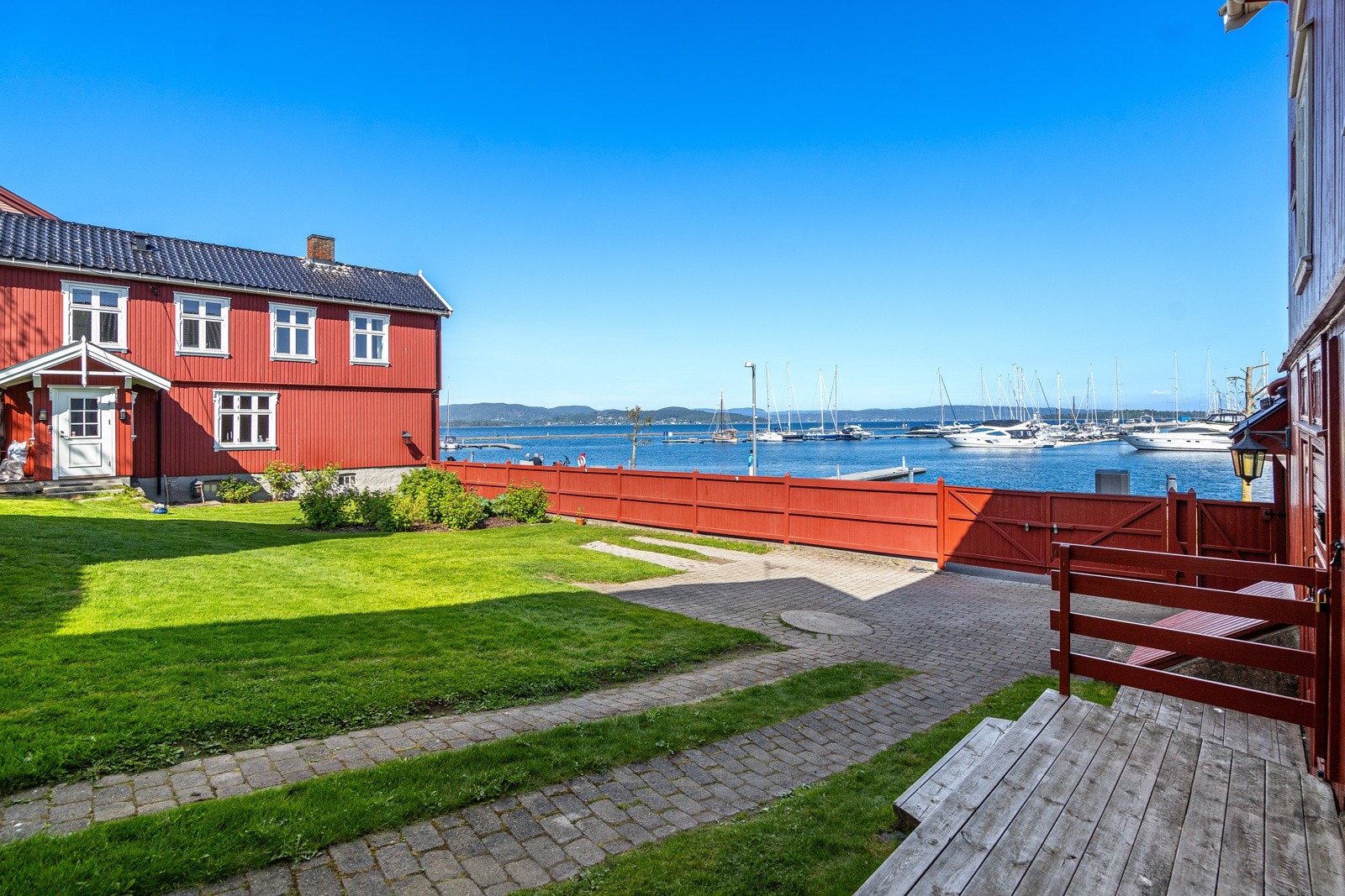 Her har du et eget, lukket gårdsrom med porter mot gaten (Havnegaten) Galleribilde