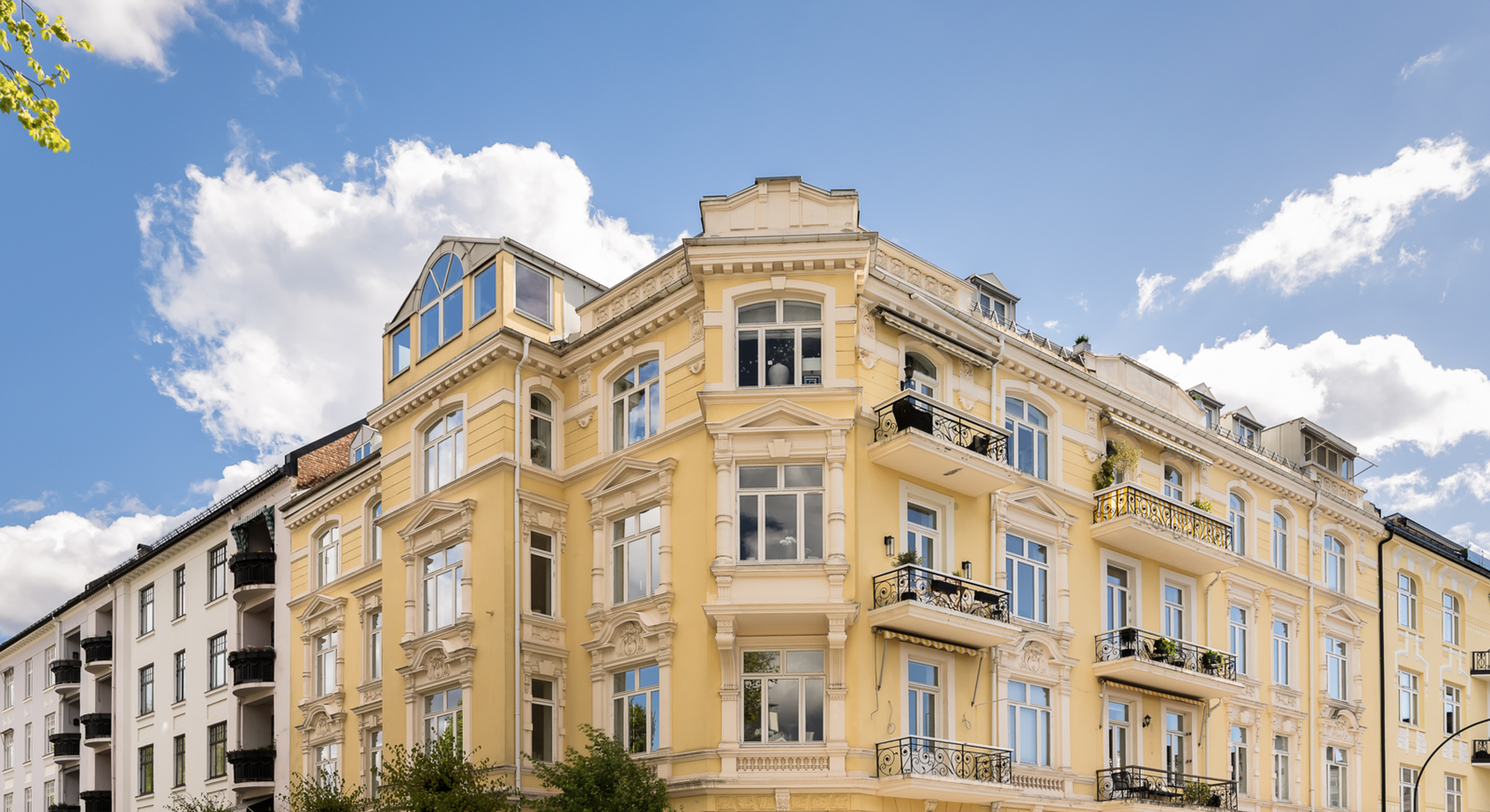 Ærverdig bygård fra 1904 med klassiske detaljer, beliggende i et rolig og attraktivt nabolag på Frogner. Galleribilde