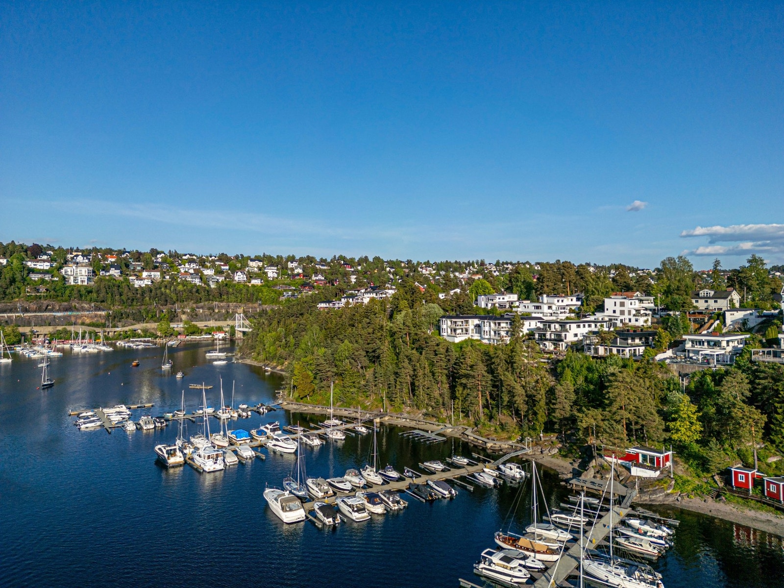 Ulvøya ligger i indre Oslofjord/Bunnefjorden, og adkomsten til øya skjer via Ulvøybrua fra Mosseveien. Området har et godt og rolig lokalmiljø, men samtidig nærhet til alle storbyens fasiliteter. Galleribilde