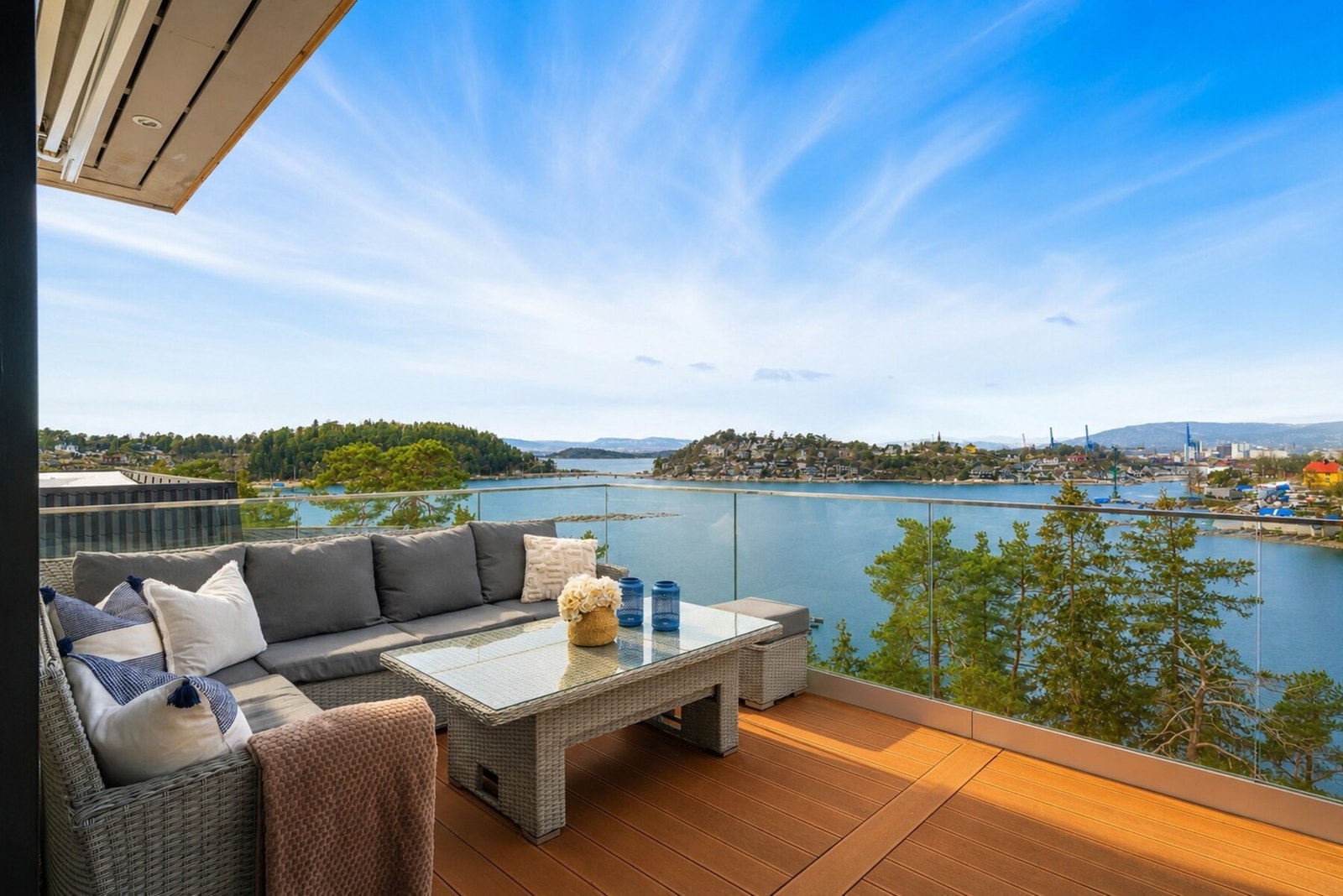 PrivatMegleren Panorama Ulvøya - Moderne tomannsbolig med vestvendt fjordutsikt | Solrike uteplasser |