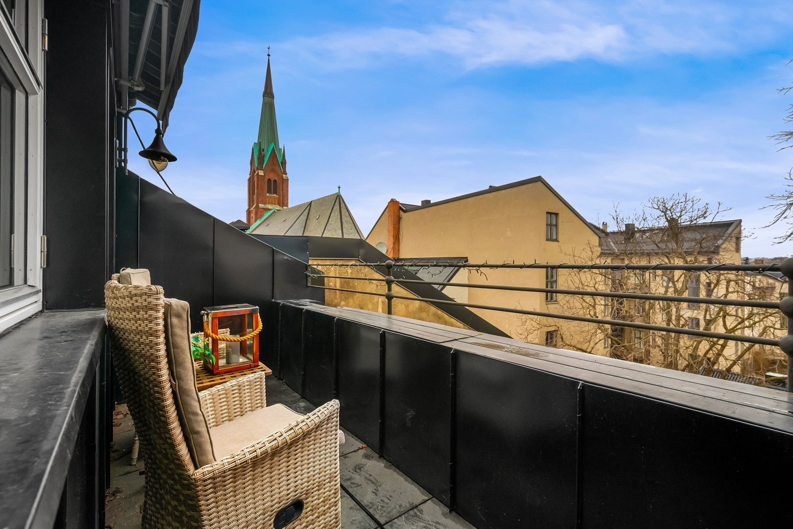 Skjermet takterrasse med flott og luftig utsikt. Foto: zOvenfra. Galleribilde