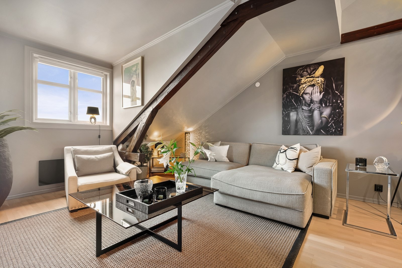 Gjennomgående leilighet som
får rikelig med daglys inn i stuen. Galleribilde
