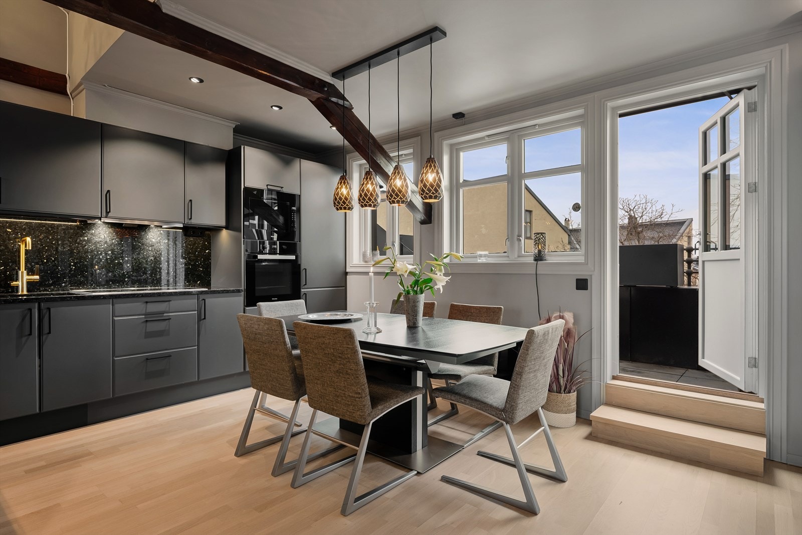 Utgang til takterrassen fra kjøkkensone. Foto: zOvenfra. Galleribilde