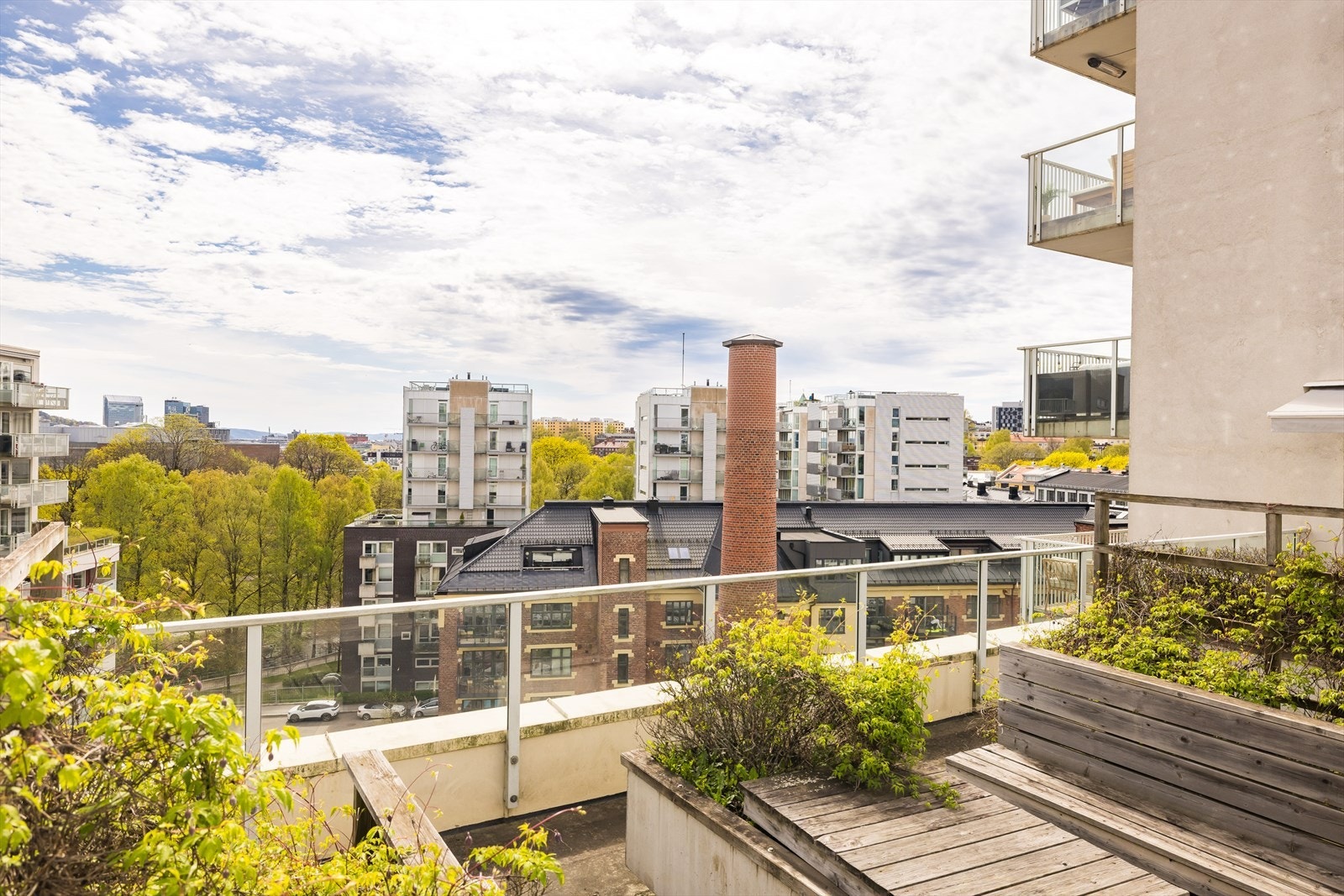 Felles takterrasse med hyggelige sittegrupper- flott møteplass Galleribilde