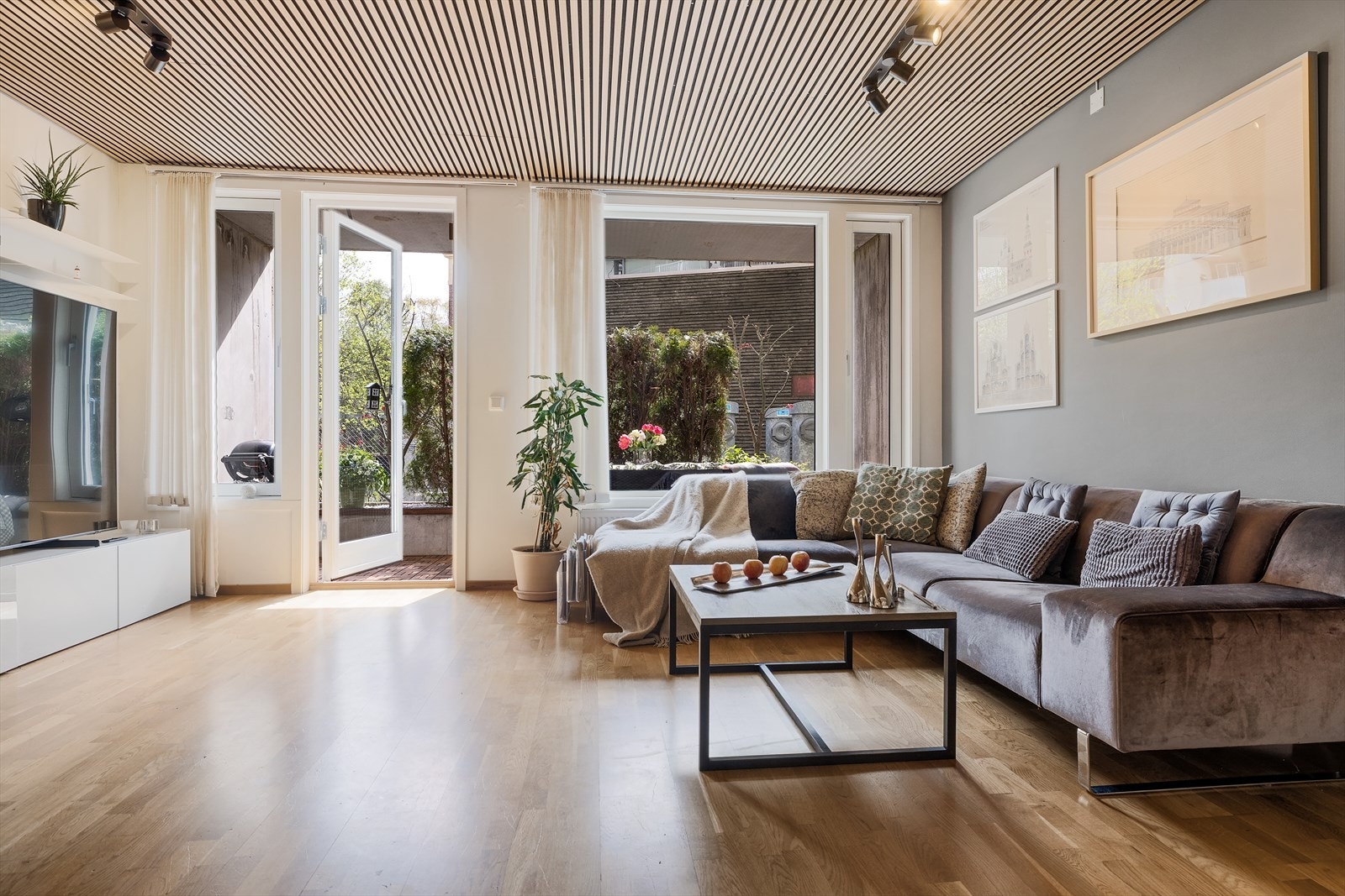Stuen har direkte adkomst til uteplass og slipper inn godt med dagslys gjennom glassfelt Galleribilde