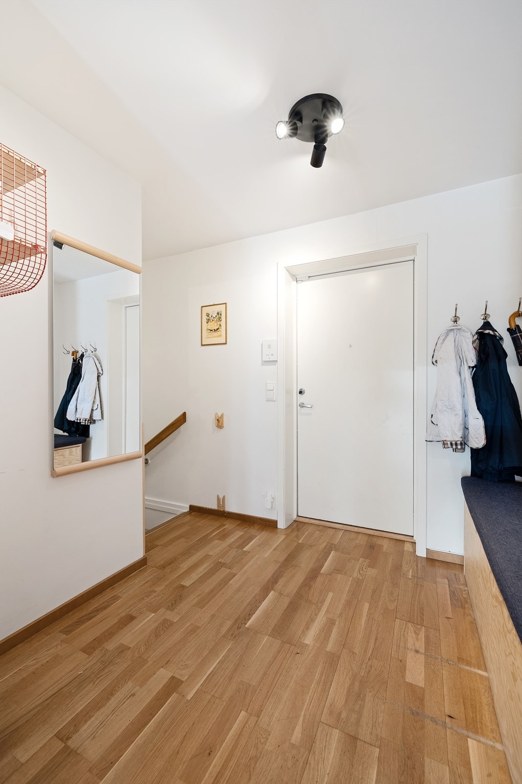 Entré/gang med plass til oppheng og naturlig forbindelse videre mot boligens rom Galleribilde