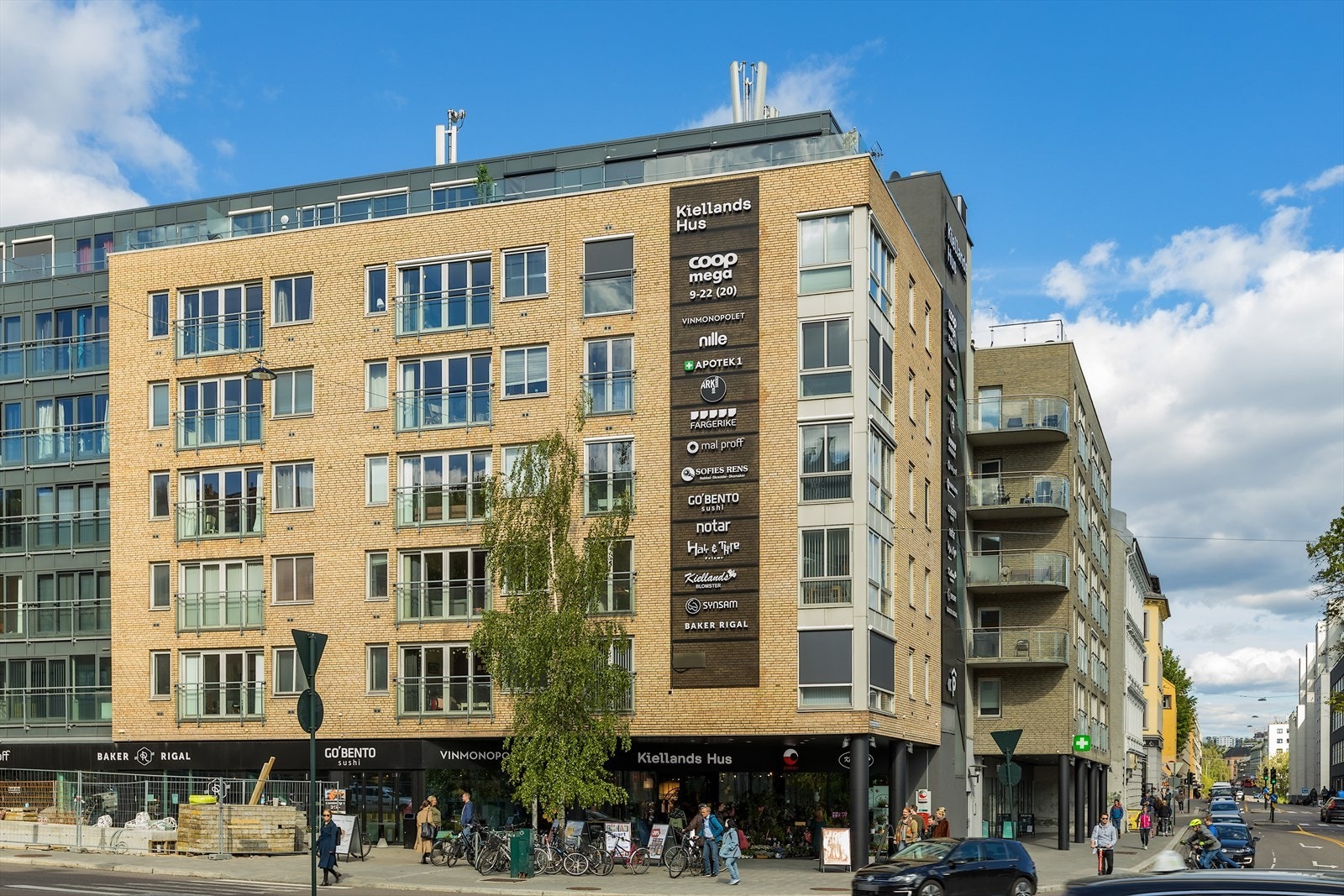 Sameiet ligger i et etablert område på Alexander Kiellands plass med kort vei til Kiellands Hus med ulike servicetilbud Galleribilde