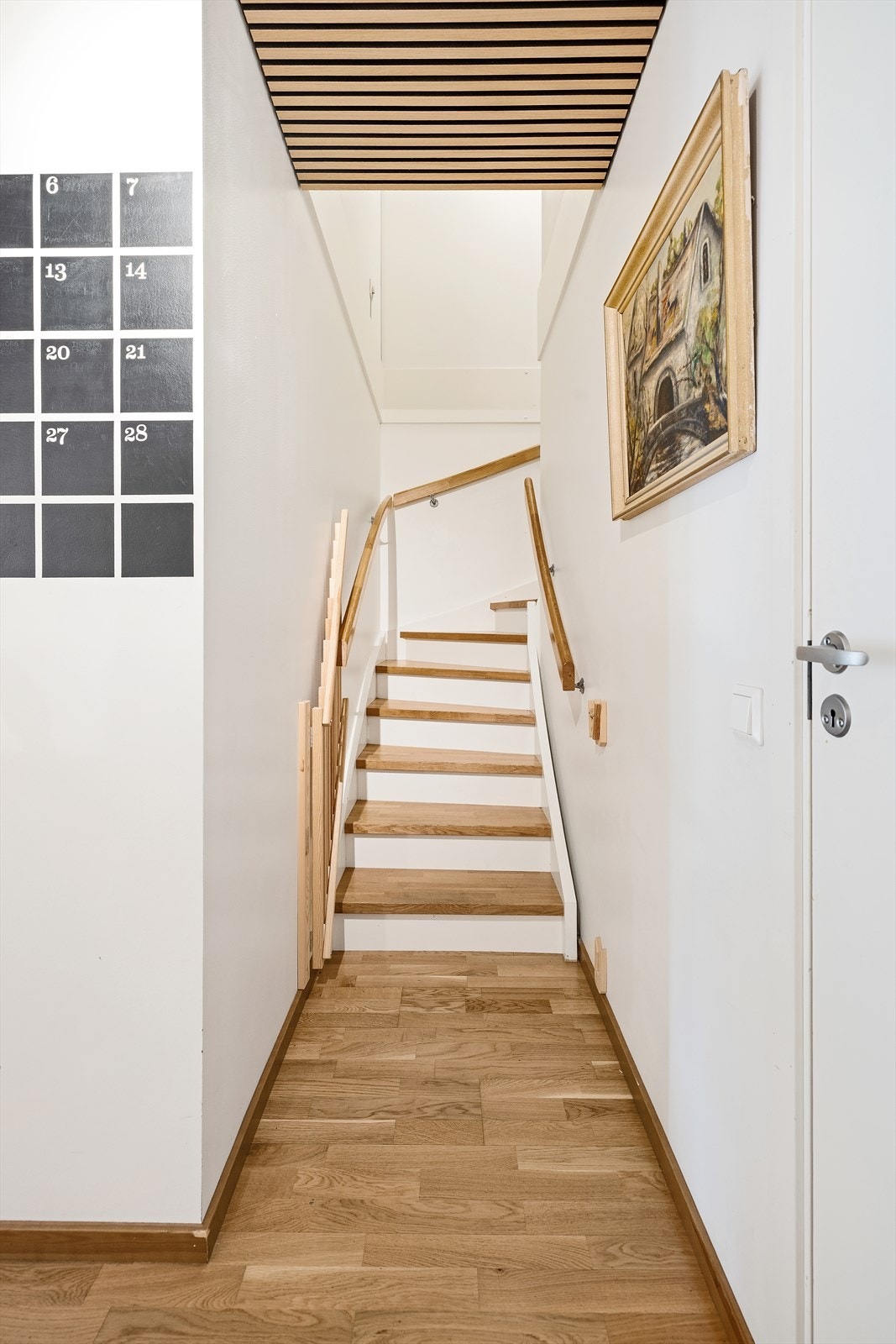 Trappen binder boligens to plan sammen og gir en tydelig avgrensning mellom oppholdsrom og soveromsdel Galleribilde
