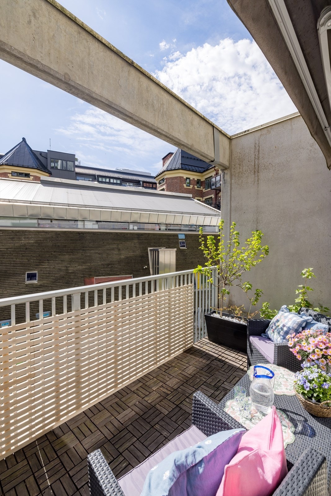 Fra det lille soverommet er det utgang til sydvendt balkong på ca. 9 m² Galleribilde